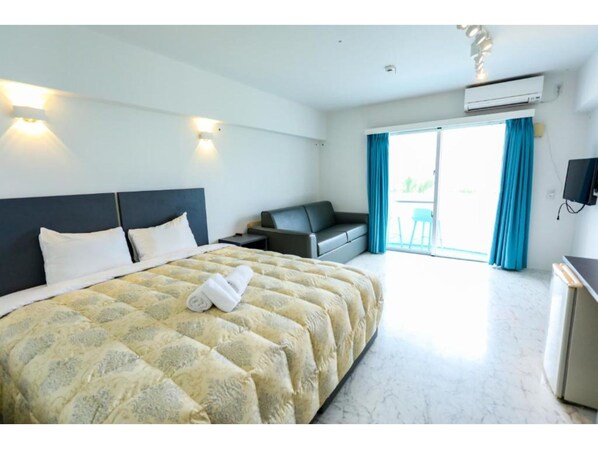King bed, convertible to twin