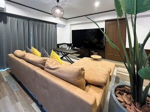 ・[Living room on the 4th floor] Enjoy luxurious movie time on the large screen TV and spacious sofa. Accommodates up to 10 people.