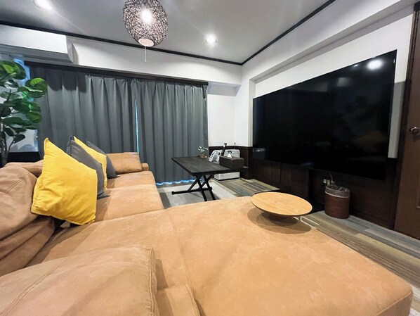 ・[Living room on the 4th floor] Enjoy a fun time with family and friends on the large screen TV