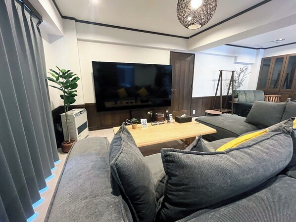 ・[Living room on the 5th floor] Enjoy movies and games with everyone on the 86-inch TV. Accommodates up to 10 people.