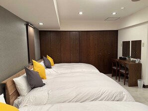 ・Bedroom with 3 double beds
