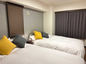 ・Bedroom with 2 semi-double beds