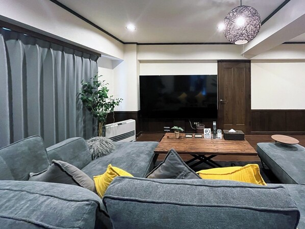 ・[2nd floor living room] Enjoy a luxurious time on the spacious sofa and 86-inch TV. Accommodates up to 10 people.