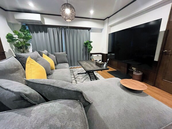 ・[Living room on the third floor] Enjoy watching movies on the 86-inch TV and comfortable sofa. Accommodates up to 10 people.