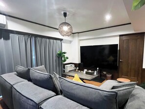 ・[Living room on the third floor] Enjoy a luxurious time on the spacious sofa and large screen TV