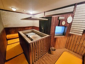 ・Wash off your sweat in the 100 degree Finnish sauna!