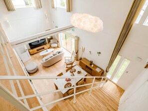 ・[Cafe style] An atrium space with a feeling of openness. Please enjoy your time in our spacious room.