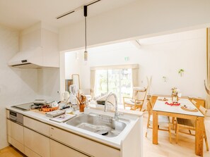 ・[Cafe Style] A spacious kitchen just like your home. We also stock a variety of tableware for your peace of mind.