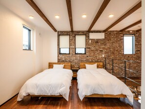 ・[Camping style] A room featuring brick-like walls. Have a good night's sleep in bed