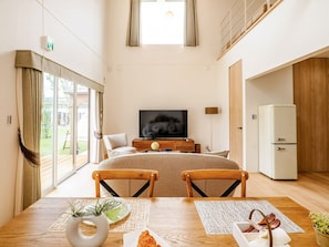 ・[Tourism style] Enjoy spending time together with your family and friends in the open living room.