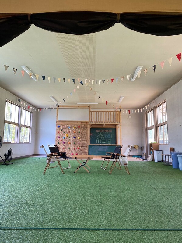 It becomes an indoor space. A space for children to play. In the case of accommodation, a simple tent is placed here.