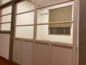 This is an on-site air-conditioned room. It is about 8 tatami mats wide.