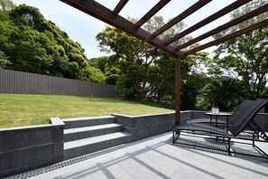 The lawn is completely reserved. While relaxing on the garden chair, you can immerse yourself in a sense of openness.