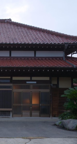 It is an old private house where the color of reddish brown tiles shines.