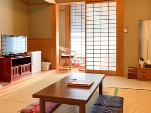 ・[Annex Japanese-style room] Relax and enjoy the gentle sunlight.