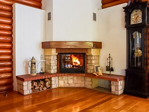 ・ A fireplace where you can feel the warmth with your eyes, soothed by the swaying flames