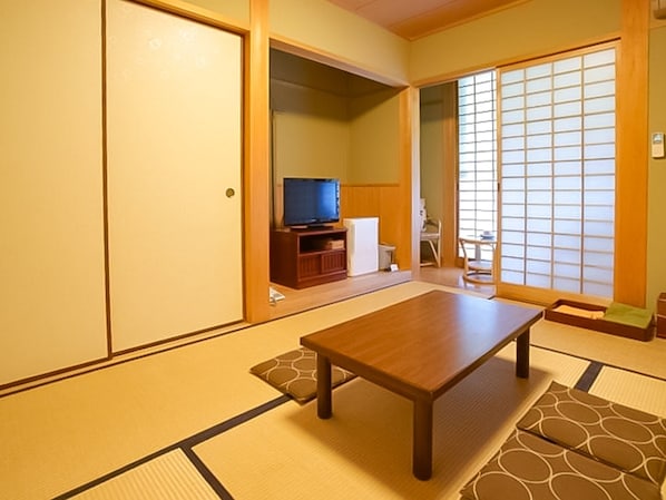 ・[Annex Japanese-style room] 6-tatami Japanese-style room with a toilet and shower with a washing function