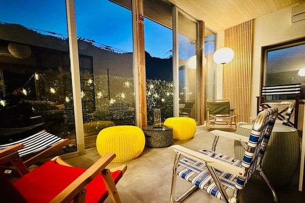 A terrace space where you can relax while looking at the mountain scenery of Okutama