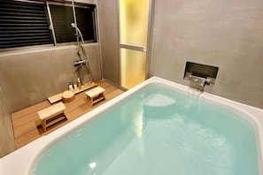 A large bath for a family of four and soft water from Okutama Josui