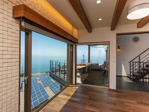 ・ [Living room window] The magnificent sea and sky that you want to look at all the time