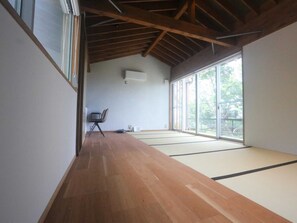 ・[Japanese-Western style room] 6 sets of futons are available. Please stay with your friends