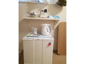 Mini refrigerator, electric kettle, tea, etc.