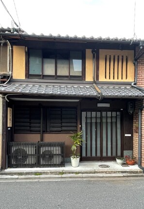 Entire building (daytime)