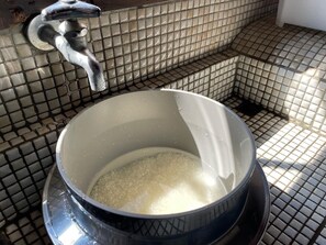 Pot-cooked rice is very delicious.