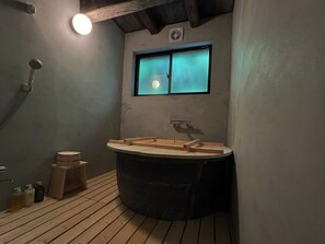 It's a bath. Shigaraki ware.