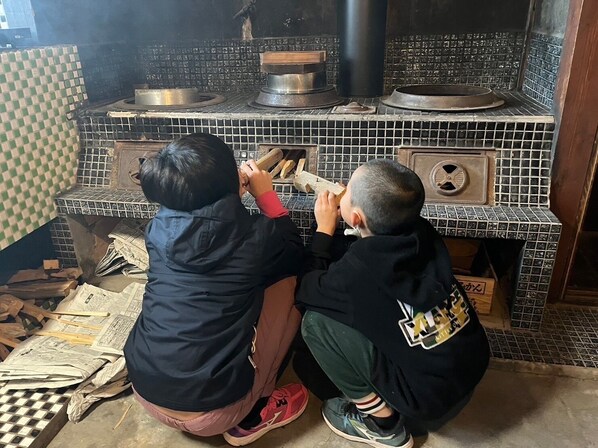 There is an old-fashioned kettle. You can experience cooking rice.