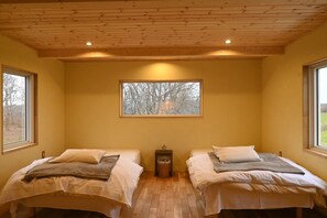 2 SD beds and 3 futons in the bedroom