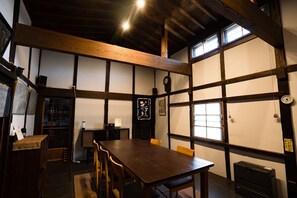 The dining room is a renovated storehouse adjacent to the building. Cooking utensils and cutlery are also provided, so you can cook your own meals if you bring your own ingredients. *Please bring your own seasonings.