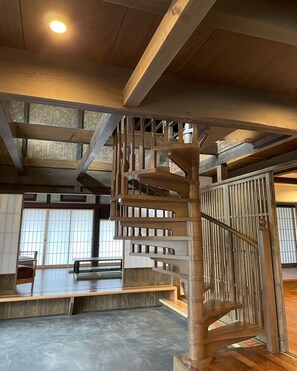 A spiral staircase with a motif of a dragon named after the Ryuo District