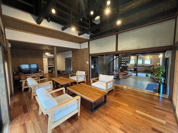 A raised living room where you can sit around the dining table in comfort. Floor heating is also available.