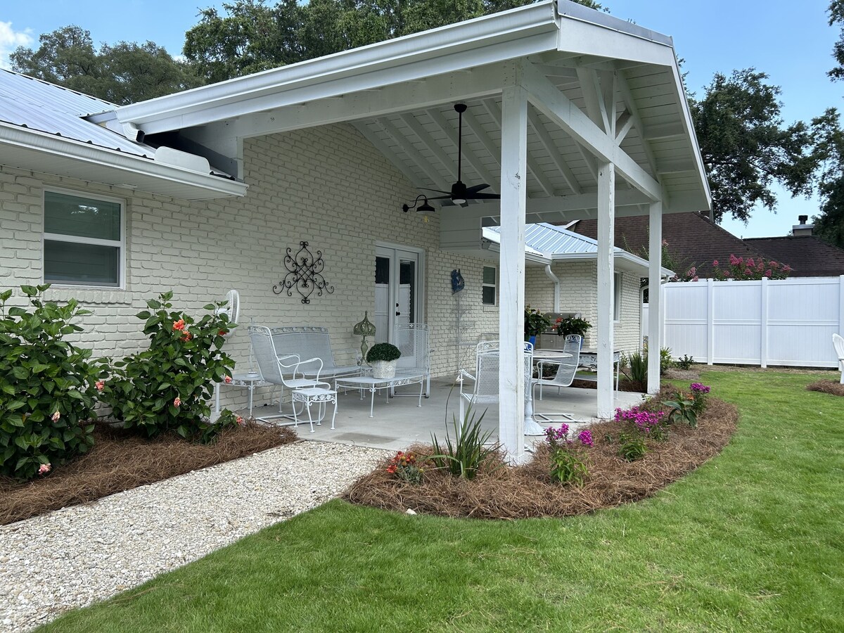 BRAND NEW! ONE LEVEL! 4 BEDRMS- 3 KING BEDS!! Shoppes & Dining – 7 Min to Beach!