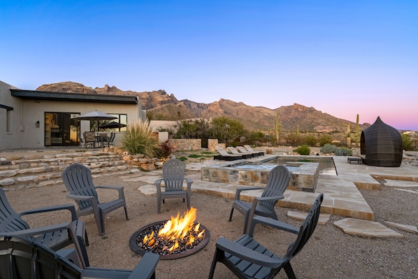 Unobstructed Mountain and City Views, Gas Fire Pit, pool spa/Shower