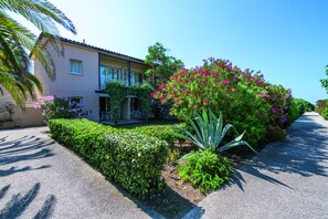 Vista frontal de la propiedad