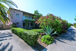 Vista frontal de la propiedad