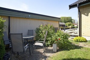 Stensatt uteplats i trädgården