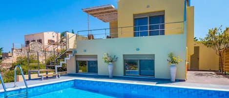 Beautiful Villa with Private Pool, Terrace and Garden