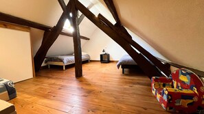 CHAMBRE 3 SOUS COMBLE
2 LITS SIMPLES
