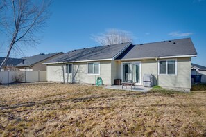 Fenced Backyard | Patio | Gas Grill | Fire Pit