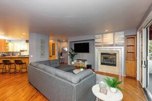 Smart TV w/cozy fireplace