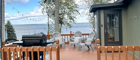 *Fall Deck Seating* Enjoy the crisp fall air &the picturesque views of the Lake.