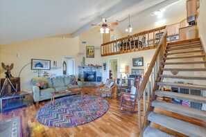 Living Room | Free WiFi | Fireplace Not For Guest Use