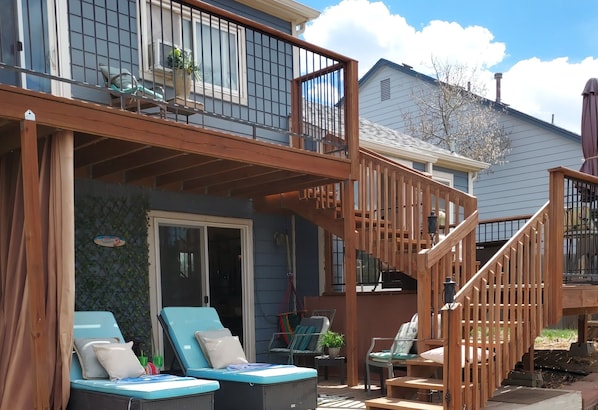 3 level deck for spectacular views of the mountains and room to spread out!