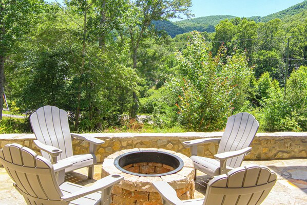 Asheville Vacation Rental | 2BR | 1BA | Step-Free Access | 700 Sq Ft