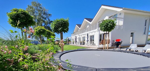 Badebude Ferienhäuser mit großem Garten und Trampolin 