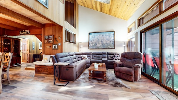 Indoors, Living Room, Furniture, Couch, Flooring