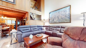 Living Room, Furniture, Indoors, Couch, Table